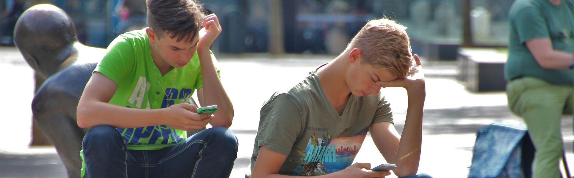 Ungdomar som spelar spel på sin mobil