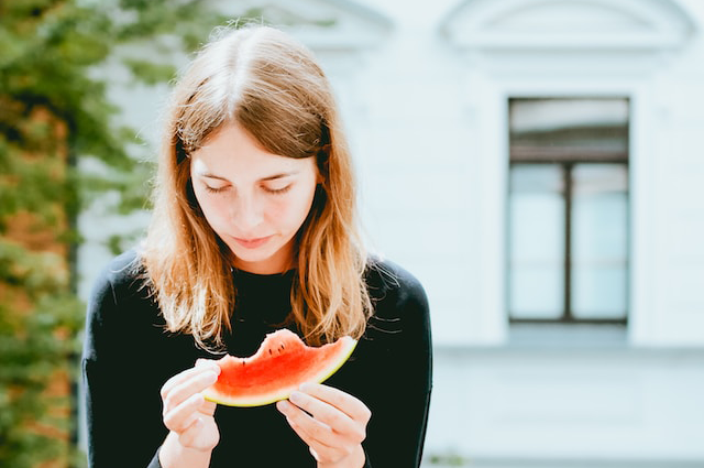 Flick som äter vattenmelon