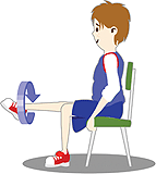 Pojke på stol gör cirkelrörelser med benet